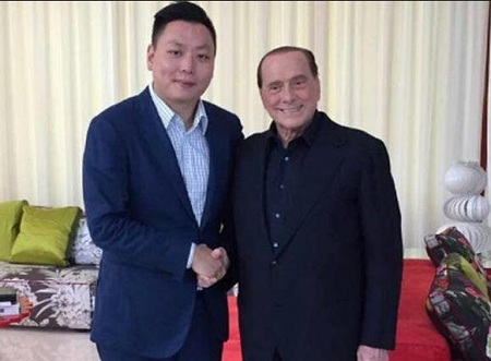 飓风正在侵袭美国新奥尔良，一名病危的老妇展开了她的睡眼。老妇名叫戴茜（凯特·布兰切特饰），她叫女儿凯若琳（朱莉娅•奥蒙德饰）为她浏览一今日记。这今日记的作者叫本杰明•巴顿（布拉德•皮特饰）。本杰明诞生在第一次世界年夜战寝兵之时，但生来便像个白叟的他被父亲看成怪物，被抛弃在了养老院。本杰明在养老院与白叟们一路糊口。但谁都没有想到，本杰明逆向发育——越活越年青！或许“越活越年青”是某些人的胡想，但真正如许成长的本杰明却有了他人没法理解的懊恼与欢愉。穿越半世纪的世界变化，本杰明身处此中，感触感染他人感触感染不到的感触感染。为什么母亲会让本身念这今日记？本杰明•巴顿这人与母亲有甚么关系？凯若琳堕入了深深的迷惑与好奇当中。